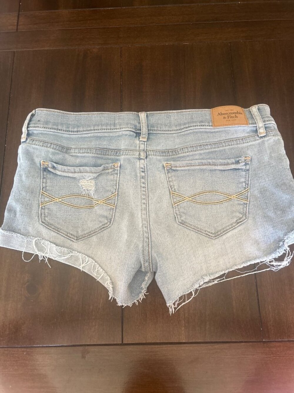 Abercrombie & Fitch Womens Distressed Light Wash Denim Shorts W27 Frayed Hem - Picture 2 of 10